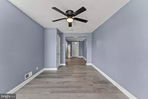 Entry Way - 3693 Kenyon Ave, Baltimore, MD 21213 photo 3 of 10