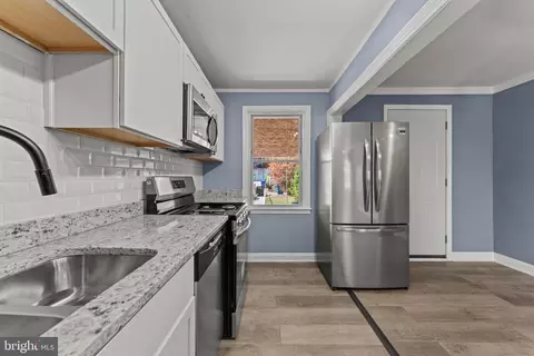 Entry Way - 3693 Kenyon Ave, Baltimore, MD 21213 photo 7 of 10