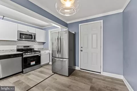 Entry Way - 3693 Kenyon Ave, Baltimore, MD 21213 photo 5 of 10