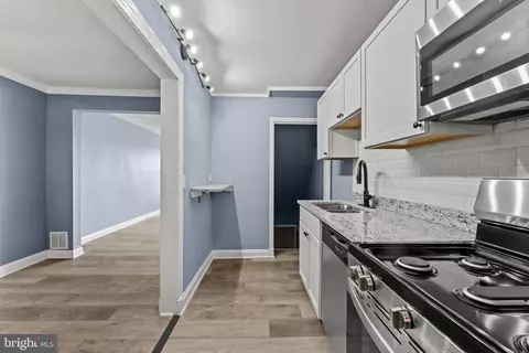 Entry Way - 3693 Kenyon Ave, Baltimore, MD 21213 photo 6 of 10