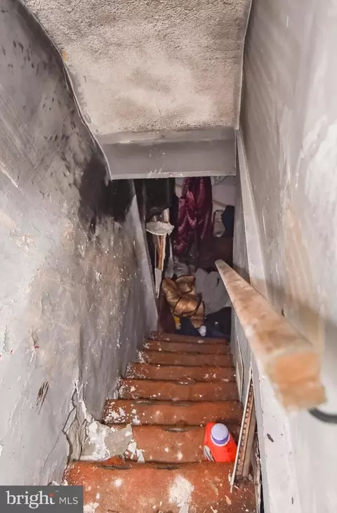 Entry Way - 717 Linnard St, Baltimore, MD 21229 photo 7 of 8
