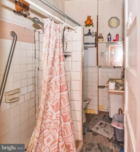 Bath - 717 Linnard St, Baltimore, MD 21229 photo 1 of 1