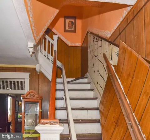 Entry Way - 717 Linnard St, Baltimore, MD 21229 photo 5 of 8