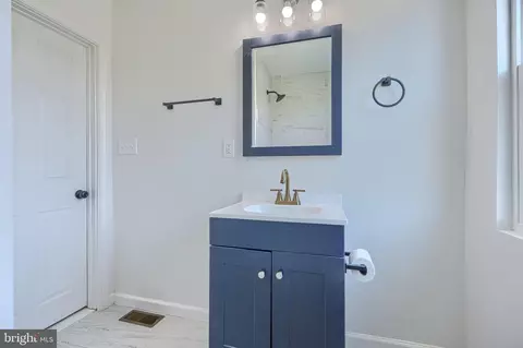 Bath - 3916 Erdman Ave, Baltimore, MD 21213 photo 4 of 7