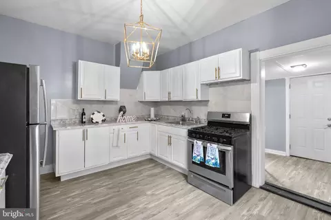 Entry Way - 109 S Augusta Ave, Baltimore, MD 21229 photo 3 of 8