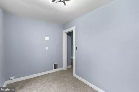 Entry Way - 109 S Augusta Ave, Baltimore, MD 21229 photo 7 of 8