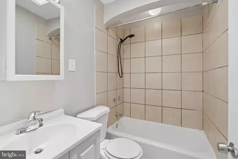 Bath - 905 N Warwick Ave, Baltimore, MD 21216 photo 1 of 1