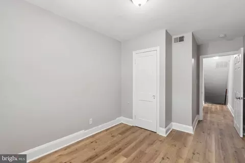 Entry Way - 905 N Warwick Ave, Baltimore, MD 21216 photo 4 of 8