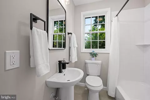 Bath - 315 E Cold Spring Ln, Baltimore, MD 21212 photo 1 of 3