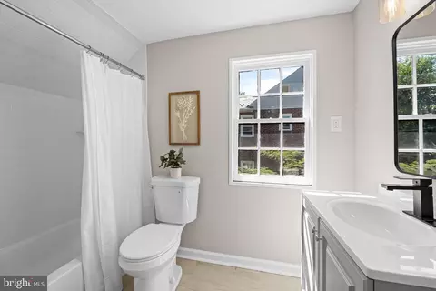 Bath - 315 E Cold Spring Ln, Baltimore, MD 21212 photo 2 of 3