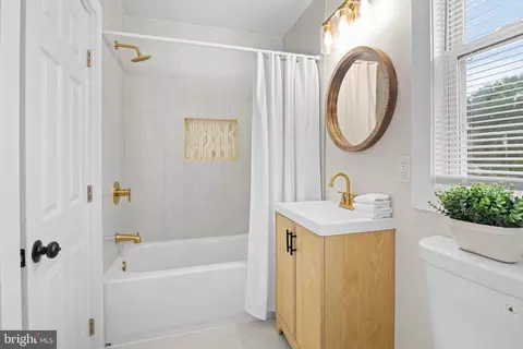 Bath - 1544 E Belvedere Ave, Baltimore, MD 21239 photo 2 of 6