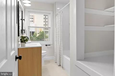 Bath - 1544 E Belvedere Ave, Baltimore, MD 21239 photo 3 of 6