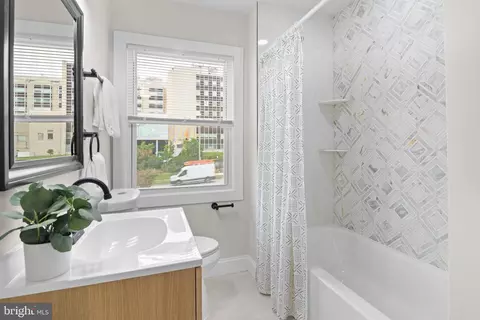 Bath - 1544 E Belvedere Ave, Baltimore, MD 21239 photo 4 of 6
