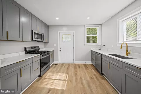 Entry Way - 2804 Beechland Ave, Baltimore, MD 21214 photo 6 of 9