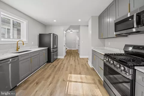 Entry Way - 2804 Beechland Ave, Baltimore, MD 21214 photo 5 of 9