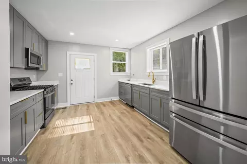 Entry Way - 2804 Beechland Ave, Baltimore, MD 21214 photo 7 of 9