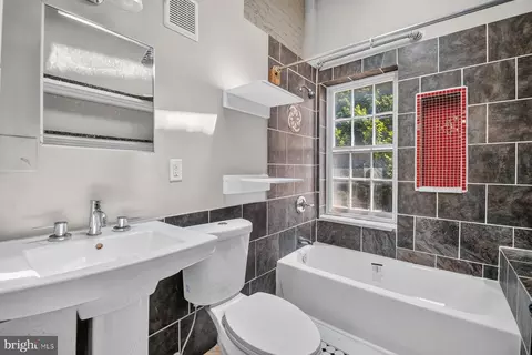 Bath - 504 Callender St, Baltimore, MD 21230 photo 1 of 2