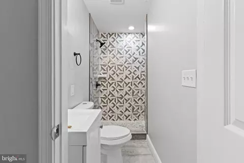Bath - 3004 Vineyard Ln, Baltimore, MD 21218 photo 1 of 4