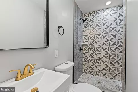 Bath - 3004 Vineyard Ln, Baltimore, MD 21218 photo 2 of 4
