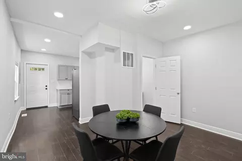 Entry Way - 3004 Vineyard Ln, Baltimore, MD 21218 photo 4 of 7