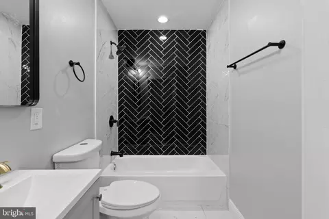 Bath - 3004 Vineyard Ln, Baltimore, MD 21218 photo 3 of 4
