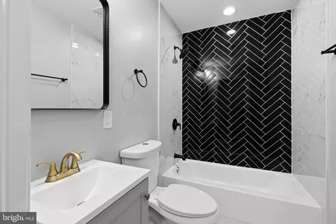 Bath - 3004 Vineyard Ln, Baltimore, MD 21218 photo 4 of 4