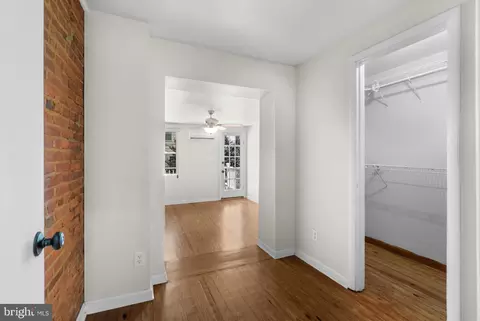 Entry Way - 909 S Streeper St, Baltimore, MD 21224 photo 4 of 6