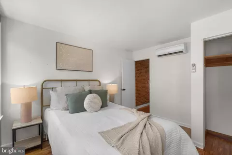 Bedroom - 909 S Streeper St, Baltimore, MD 21224 photo 3 of 4