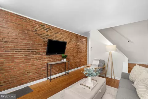 Living - 909 S Streeper St, Baltimore, MD 21224 photo 1 of 3