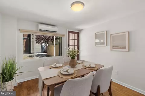 Dining - 909 S Streeper St, Baltimore, MD 21224 photo 2 of 3