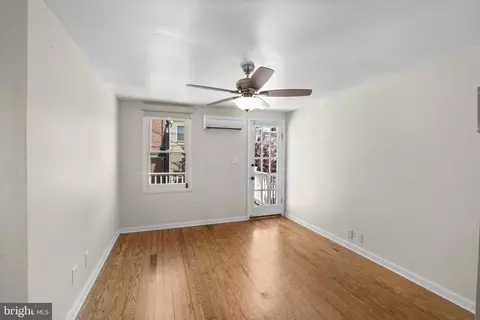 Living - 909 S Streeper St, Baltimore, MD 21224 photo 2 of 3