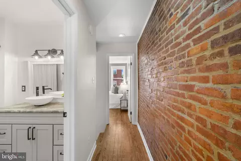 Entry Way - 909 S Streeper St, Baltimore, MD 21224 photo 3 of 6
