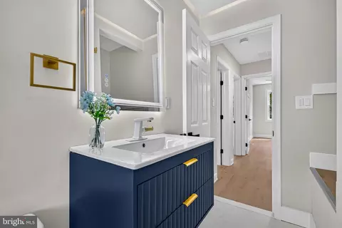 Entry Way - 2423 W Cold Spring Ln, Baltimore, MD 21215 photo 4 of 7