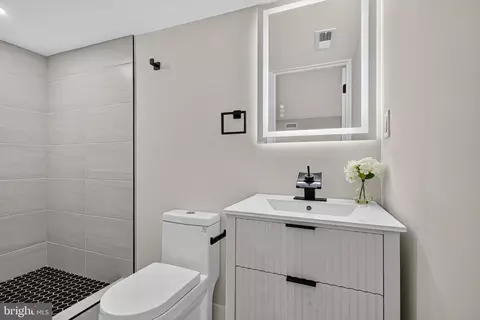Bath - 2423 W Cold Spring Ln, Baltimore, MD 21215 photo 3 of 4