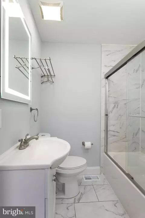 Bath - 5316 Elsrode Ave, Baltimore, MD 21214 photo 4 of 7