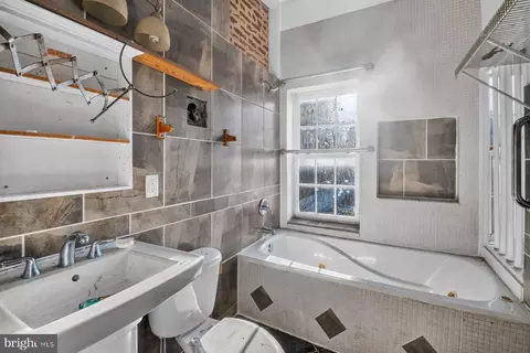 Bath - 512 Callender St, Baltimore, MD 21230 photo 1 of 2