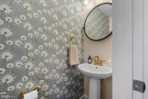 Bath - 4214 Skyview, Baltimore, MD 21211 photo 3 of 3