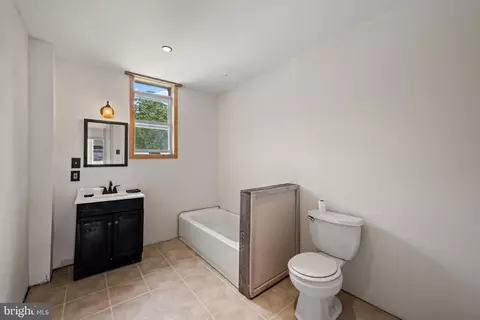 Bath - 2004 Rockrose Ave, Baltimore, MD 21211 photo 1 of 3
