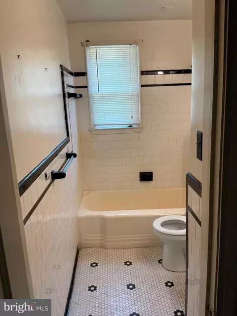 Bath - 4720 Duncrest Ave, Baltimore, MD 21206 photo 1 of 1