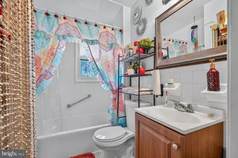 Bath - 3930 Lyndale Ave, Baltimore, MD 21213 photo 1 of 2