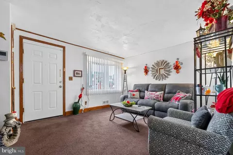 Entry Way - 3930 Lyndale Ave, Baltimore, MD 21213 photo 1 of 3