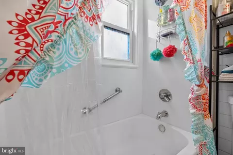 Bath - 3930 Lyndale Ave, Baltimore, MD 21213 photo 2 of 2