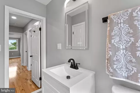 Entry Way - 1358 Crofton Rd, Baltimore, MD 21239 photo 6 of 8