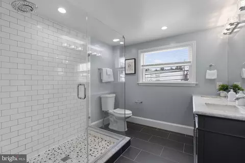 Bath - 1253 William St, Baltimore, MD 21230 photo 2 of 6