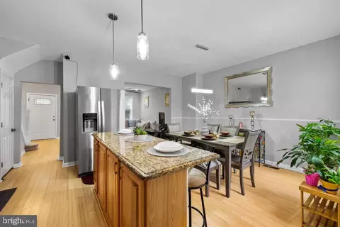 Entry Way - 3326 Burleith Ave, Baltimore, MD 21215 photo 4 of 5