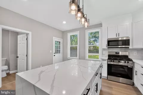 Entry Way - 4502 Weitzel Ave, Baltimore, MD 21214 photo 3 of 7