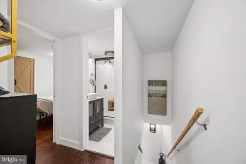 Entry Way - 3355 Falls Rd, Baltimore, MD 21211 photo 3 of 4