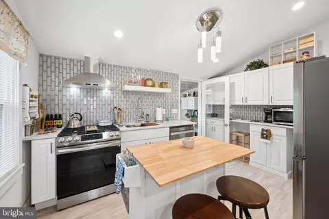 Kitchen - 3355 Falls Rd, Baltimore, MD 21211 photo 6 of 8