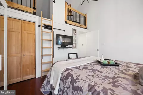 Bedroom - 3355 Falls Rd, Baltimore, MD 21211 photo 4 of 8