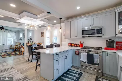 Entry Way - 2400 Hamilton Ave, Baltimore, MD 21214 photo 8 of 15